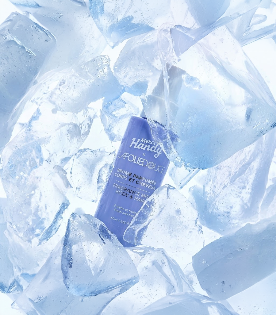 Brume Corps et Cheveux x La Folie Douce™ Merci Handy – flacon de brume posé sur la glace