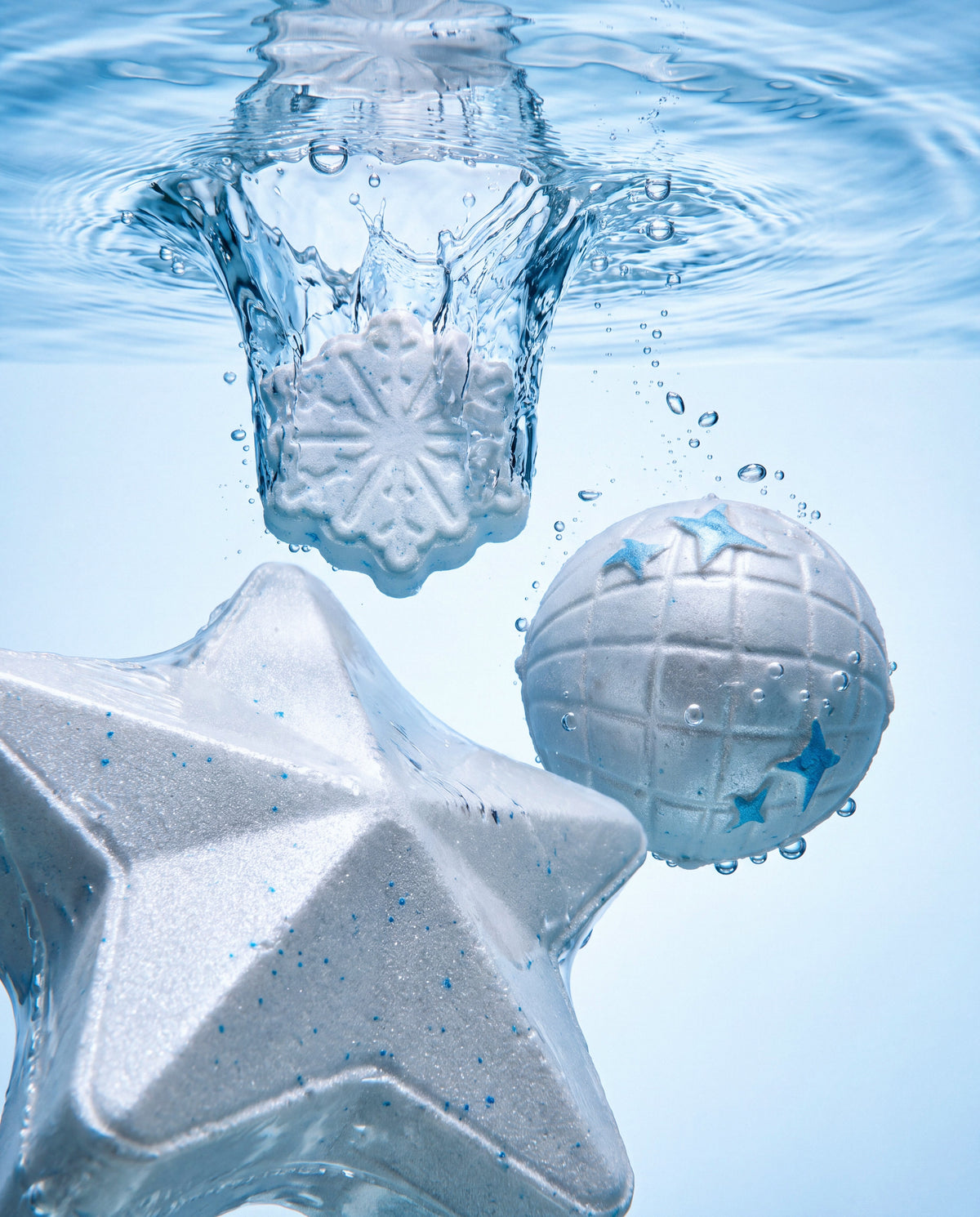 Trio Bombes de Bain x La Folie Douce™ Merci Handy – bombes de bain étoile et boule plongées dans l'eau