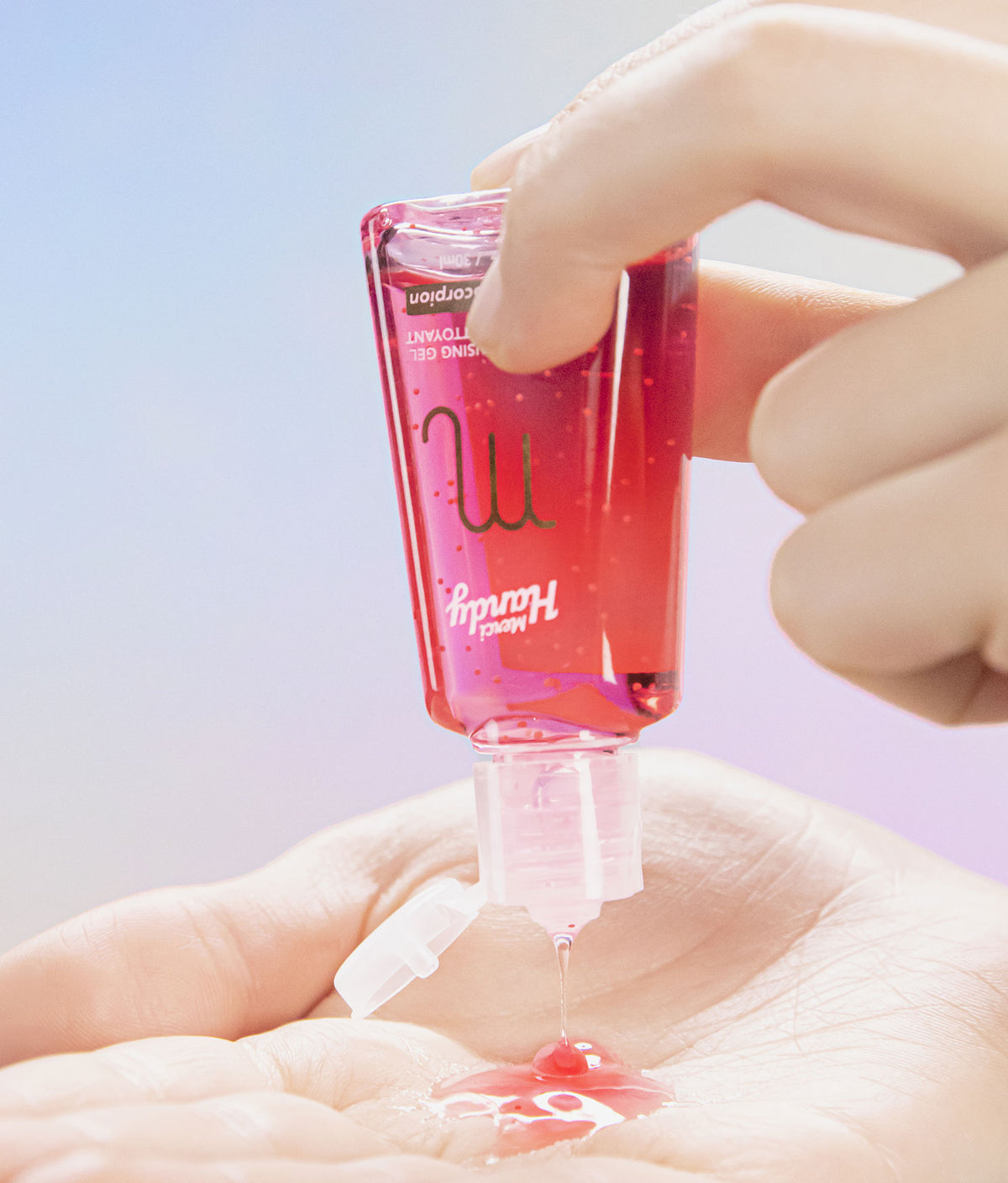 Gel Mains Nettoyant Scorpion Merci Handy – flacon tenu au-dessus de la main