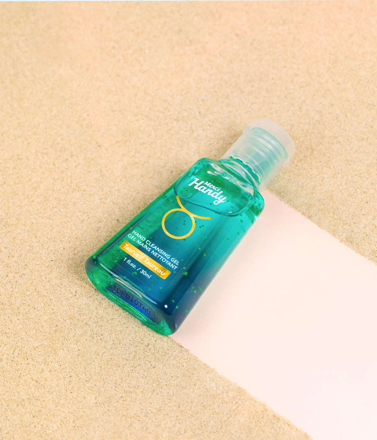 Gel Mains Nettoyant Taureau Merci Handy – flacon posé sur fond sable